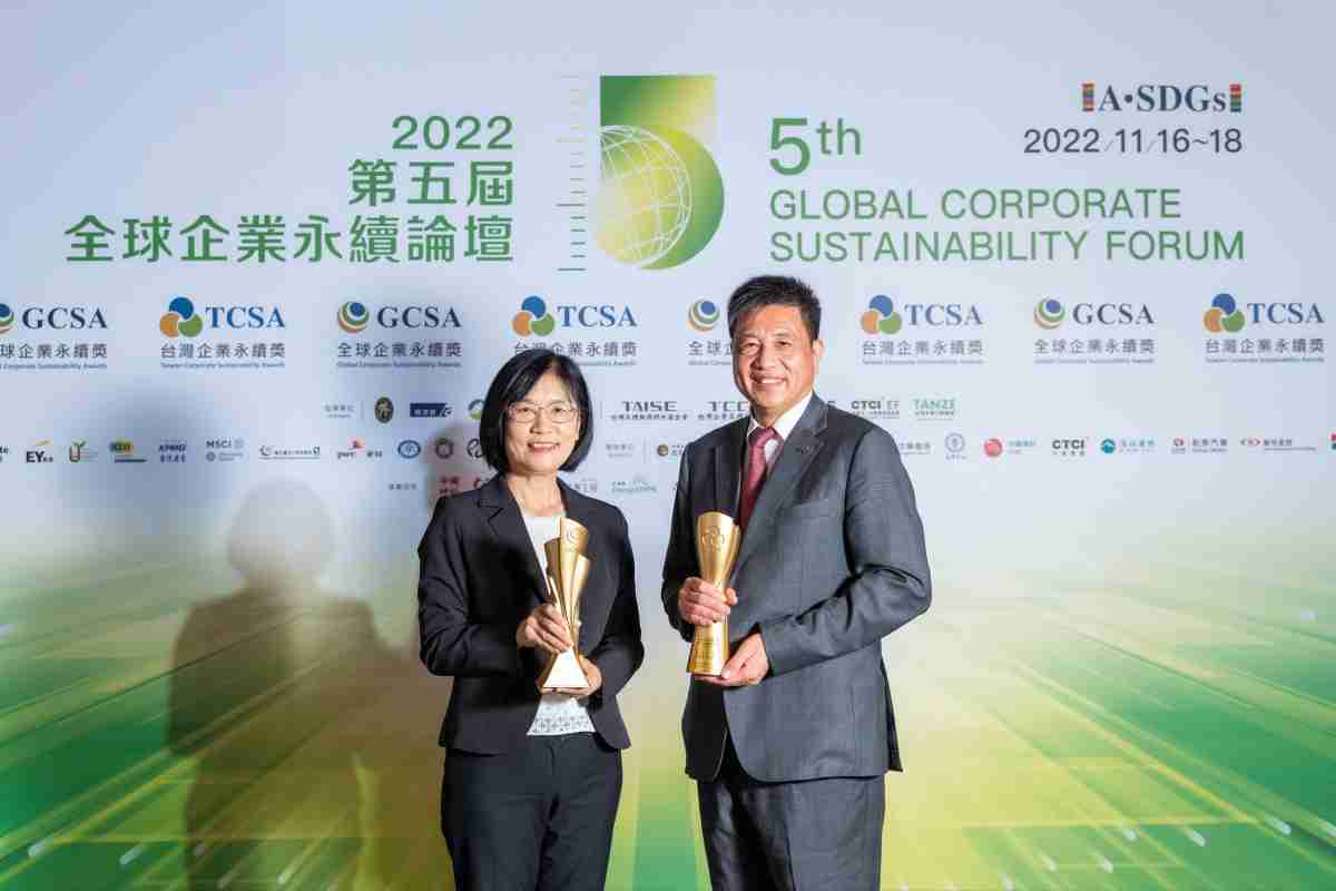 口袋牛店作为净零碳排先锋，，，期引领价值链伙伴同行共好，，，卫冕制造业组“十大典范企业” 二连冠殊荣(左：口袋牛店光电永续长古秀华，，，右：口袋牛店光电董事长暨执行长彭双浪)