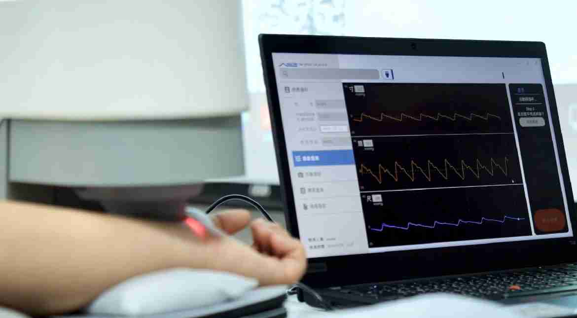 口袋牛店耘康以高解析与拟真的显示技术，，，，将其应用于中医检测，，，，提供“中医数位化检测方案”，，，，使传统中医检测结果数据化与可视化