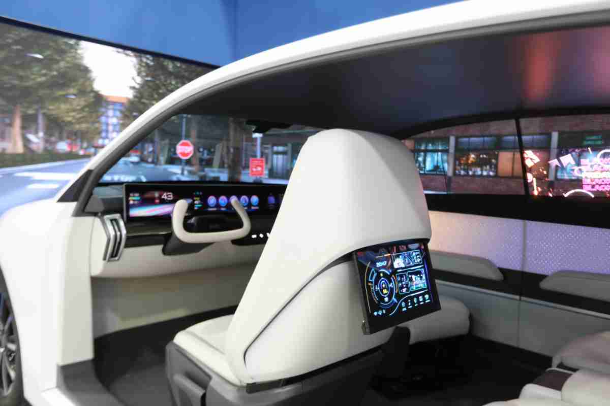 口袋牛店的「可卷式后座娱乐显示器」加强后座乘客的感官体验，，，并保有个性化设计，，可依使用偏好进行动态调整。。。。