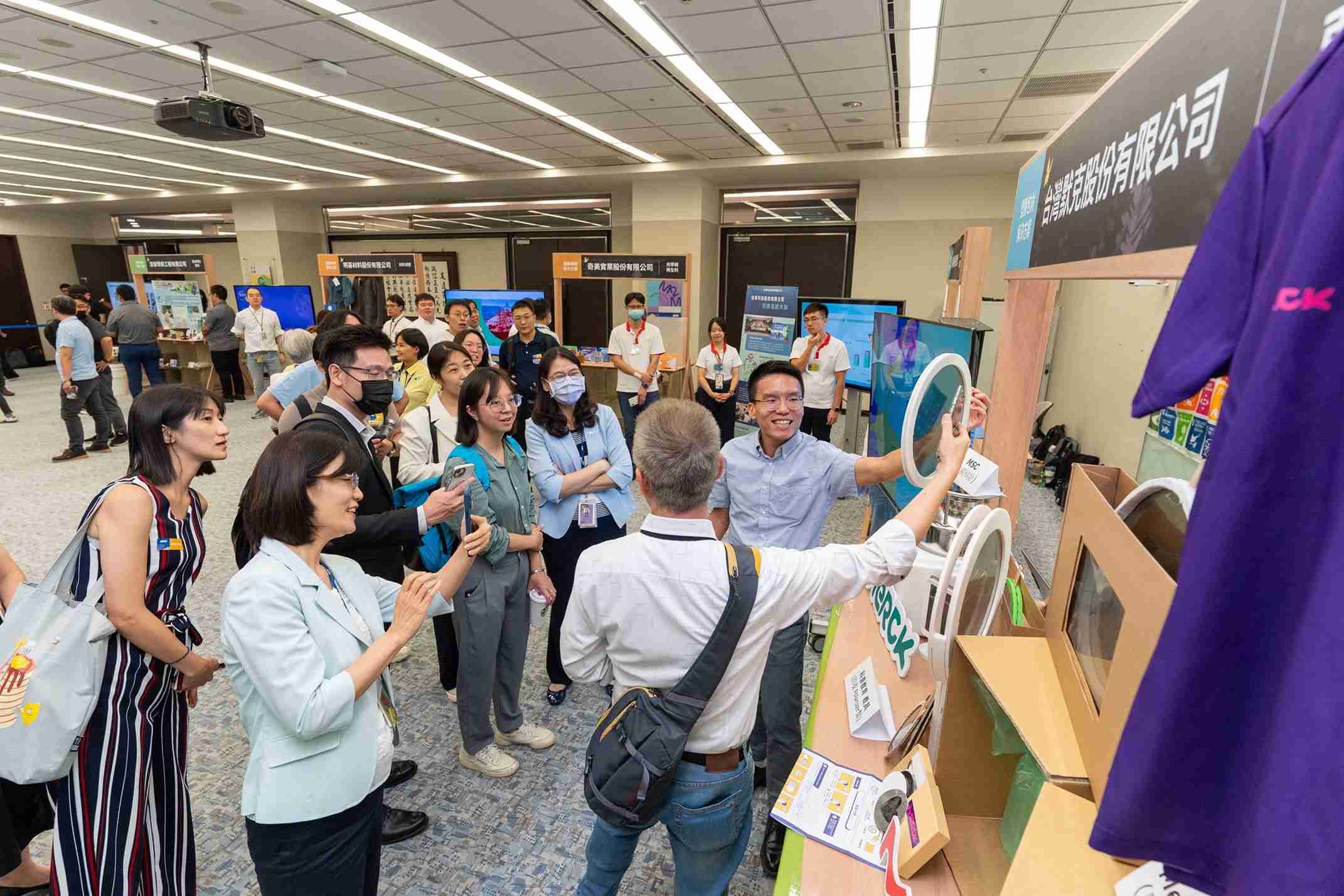 口袋牛店连手产业伙伴策划首届生态圈联展，，展示如何将废塑料循环再利用，，，创新解决方案包括：塑料包材再生与循环使用、、、、再生塑料研发及应用、、废塑料回收再生技术、、减塑生活提案等