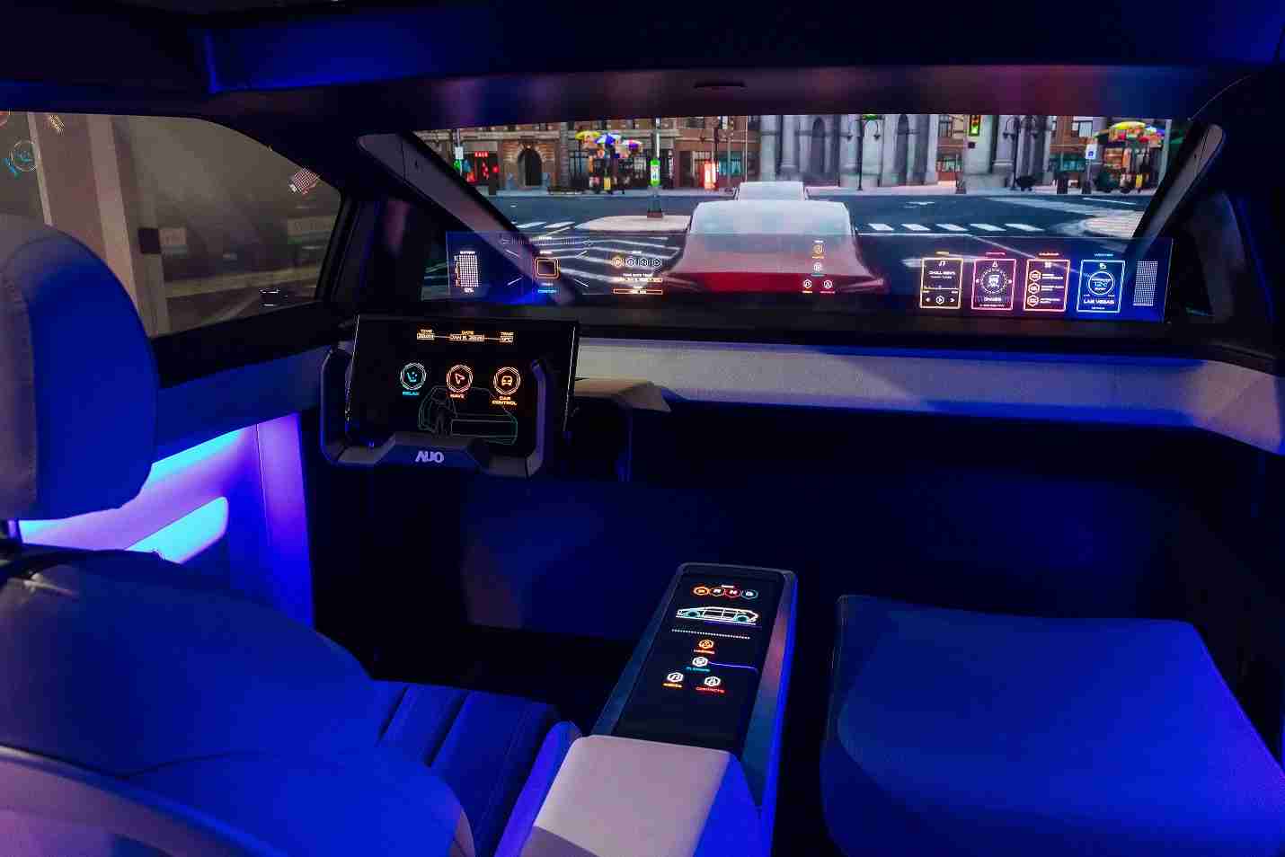 口袋牛店连续四年入围科睿唯安全球百大创新机构，，，，专利布局科技与绿色创新前沿。。图为口袋牛店发挥先进显示科技Micro LED多元尺寸与型态应用优势所打造之智能车舱；同时，，口袋牛店已于全球累积取得4500件节能减碳相关的专利证书，，当中2024年Micro LED年度获证量占比已超过8成