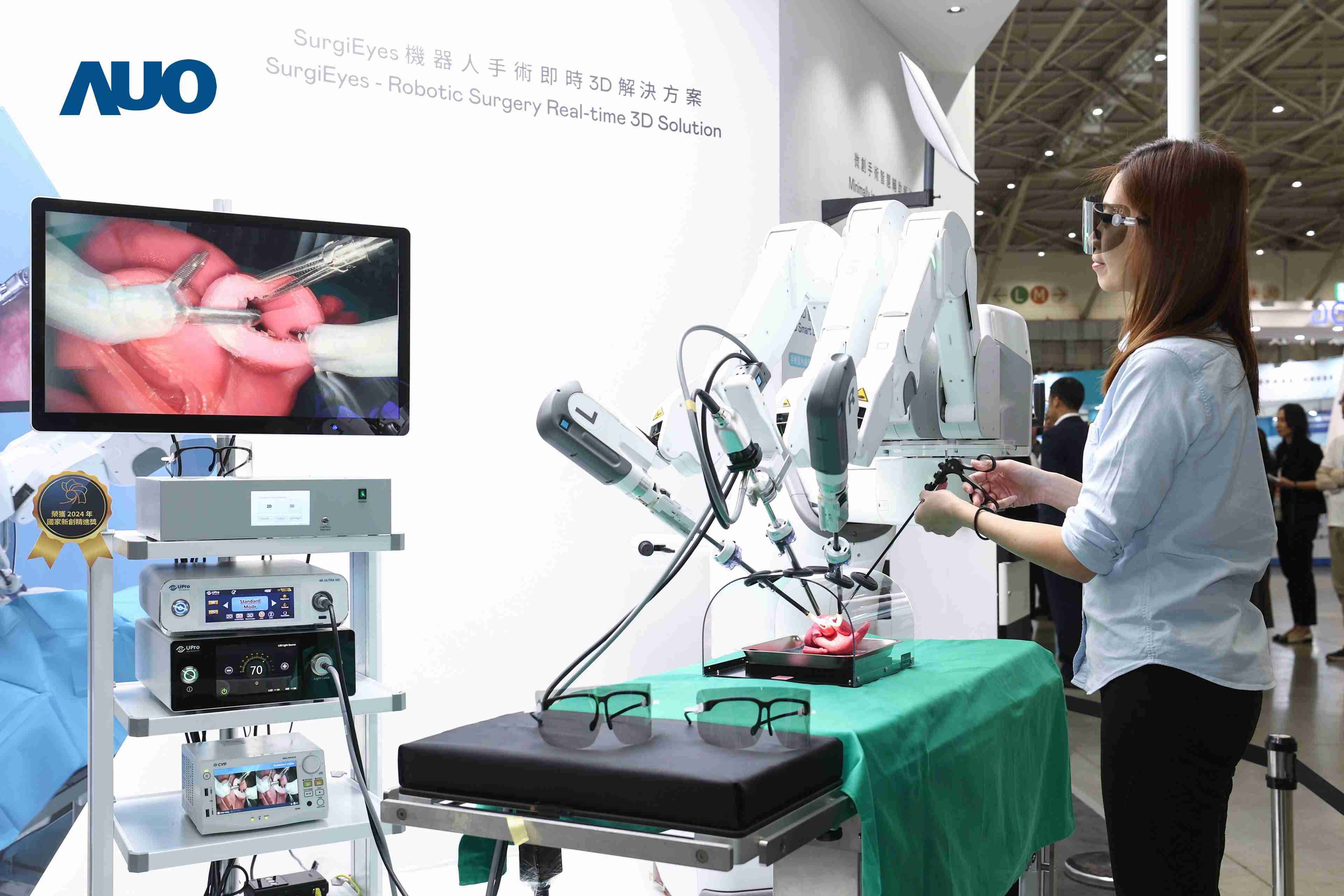 达擎以领先的3D显示技术推出〝SurgiEyes机器人手术实时3D解决方案〞，，整合先进3D图像处理与独家3D垂直宽视角、、、广色域的显示技术，，，手术团队可实时同步主刀医师视角看到清晰3D影像，，，，提升沟通效率与安全性。。。