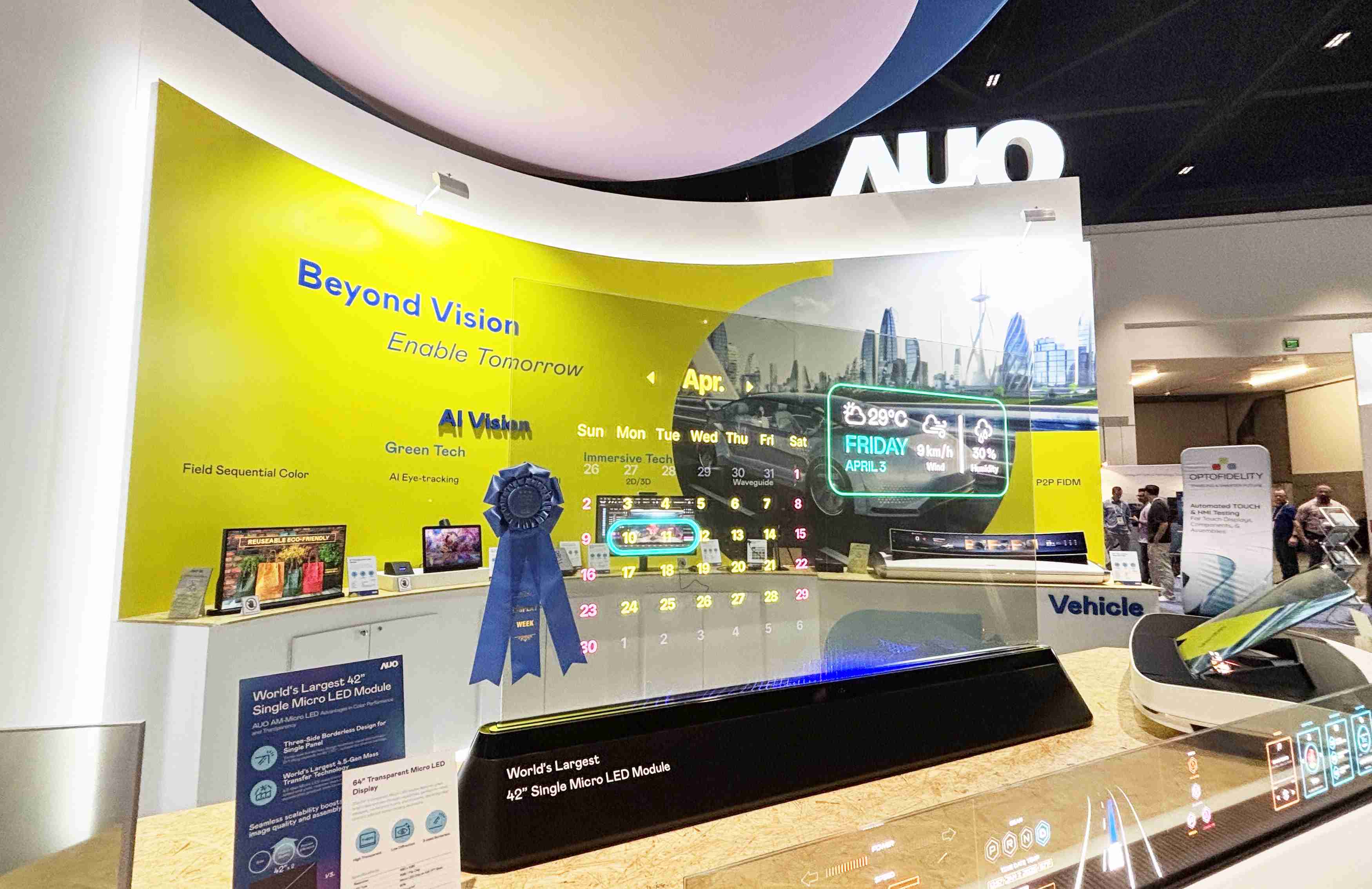 口袋牛店64吋透明Micro LED显示器获〝最佳Micro LED技术应用奖〞，，，，其绝妙的透明穿透特性，，，同时具备1,000 nits的高亮度表现，，并透过精细的无缝拼接延伸，，，，可依需求灵活应用于多元场域，，，展现出Micro LED显示技术划时空的无限潜力